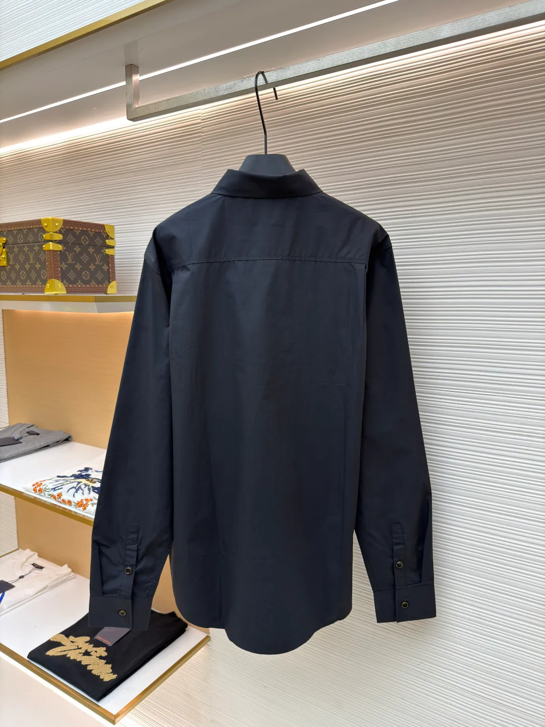 LOUIS VUITTON beaded logo shirt ●Original version: 11100 purchase and development ●Item number: 1681373-A90 ●Material: silk and cotton blended Yujing fabric ●Technology: pure hand-embellished beading ●Color: black ●Version: fitted version ●Weight: about 280 grams ●Size: S-M-L-XL ●Description: Customized silk and cotton blended Yujing fabric with excellent texture and comfortable skin fit Using deep matte black as the main tone, it exudes an innate sense of luxury. The chest pocket is decorated with contrasting pearl beaded embroidery handwritten logo. The Louis Vuitton logo is stacked in three-dimensional space to create a three-dimensional relief effect. Using beads as pen and time as ink, the logo becomes a power totem in the palm of the wearer. Elegant lines outline the neck style. Show personality with taste. Blooming charming charm while walking. Ergonomic draping returns to traditional craft techniques through segmentation, folding and shrinking. Stretching technology. The so-called slow work results in fine work. It is the respect for the material and the pursuit of hand feel. Complex workmanship. Slow timeliness. High loss. Purely hand-embellished beads. Deconstruct the Louis Vuitton logo first through 3D scanning technology to generate a 1:1 dynamic path map. Then it is positioned by manual puncture. Each bead needs to be threaded and reinforced three times. Every 10 beads are completed and knotted in reverse. The fabrics are sand-washed to have a better texture and are not easy to deform. Not easy to shrink, not easy to fade, maintain long-term beauty. The overall wiring is straight and delicate, the fabric is comfortable and soft, and the color is consistent without color difference. It can be matched with the same style to create a fashionable look and control various occasions. Customized accessories, complete with three standards, same style for men and women!